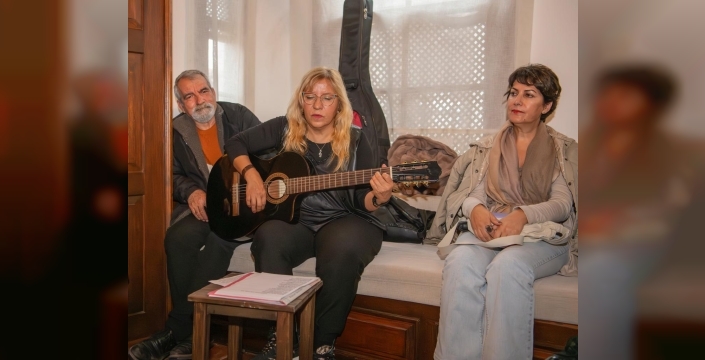 CEM KARACA KUŞADASI’NDA ŞARKILARIYLA ANILDI