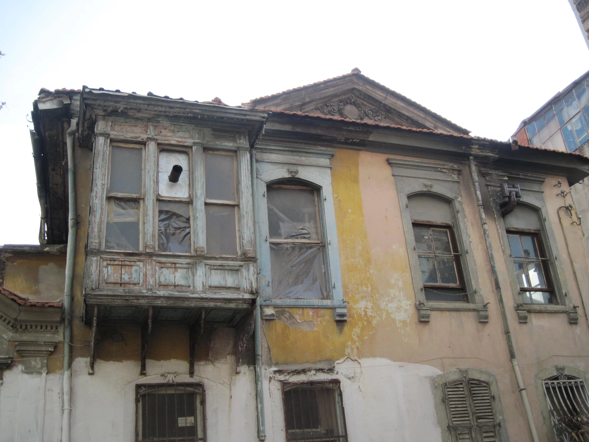 İZMİR’İN SOLGUN ÇİÇEĞİ,  İLGİ ALAKA BEKLİYOR…